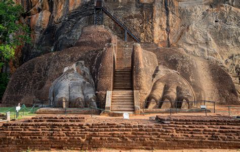 guide  sigiriya  town   base   lions rock