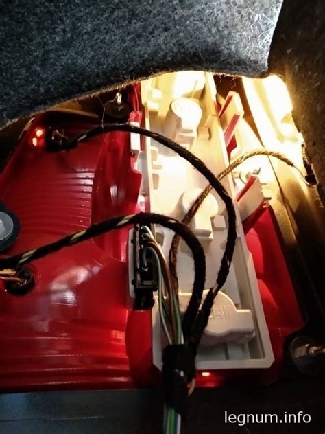Как заменить лампочку заднего фонаря Octavia A5 OSRAM P21/4W 12V 21/4W ...