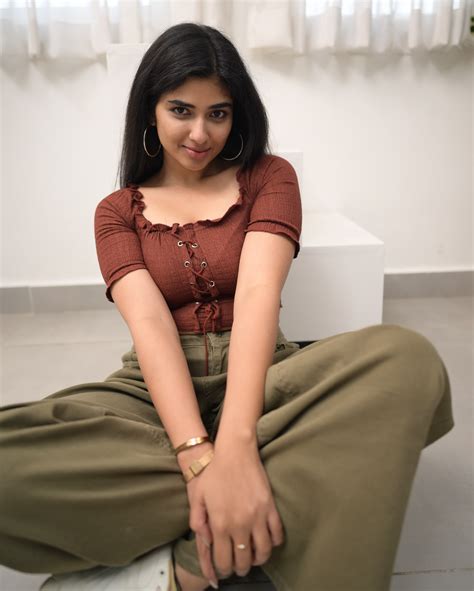 Pragya nagra latest hot photos in top and phant. - glamsundari.in