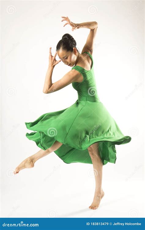 Mulher Dançando De Vestido - Mulher Adulta Dançando No Estúdio Com Um Vestido Verde Imagem de Stock ...