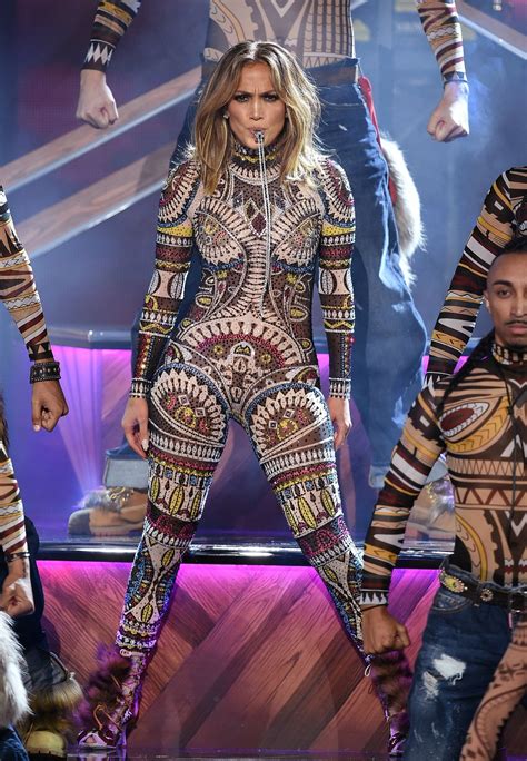 Jennifer Lopez Performs on the 2015 American Music Awards | Glamour