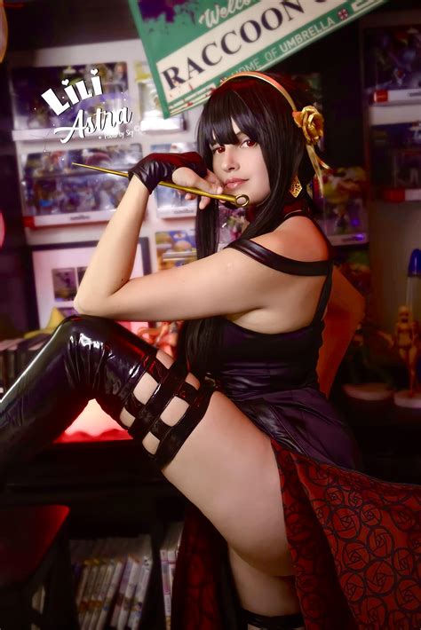 Yor Forger cosplay 🗡🌹 : r/SpyxFamily