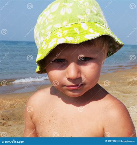 Милый мальчик на пляже стоковое изображение. изображение насчитывающей ...