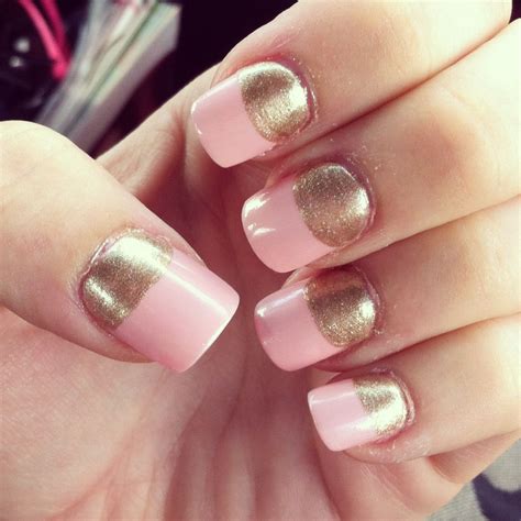 O Grande Livro De Biologia Do Manual Do Mundo - Pink & gold 🎀 | Pink and gold long nails, Pink with gold stripe nails