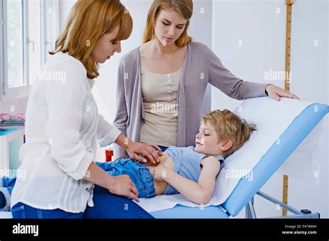 ABDOMEN PALPATION, CHILD Stock Photo: 88670977 - Alamy