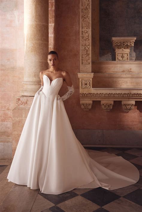 Simple Strapless Basque-Waist Ball Gown | Kleinfeld Bridal
