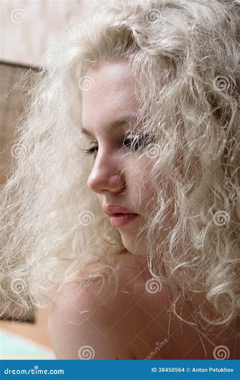 Blonde behaarte Frau stockfoto. Bild von bezaubern, anziehen - 38450564
