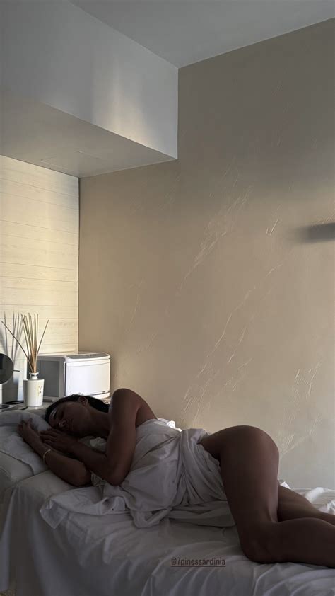 Belen Rodriguez, topless sul sup: l'incidente sexy manda in tilt i social