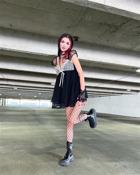 Emmiolgal | Y2K & Vintage Aesthetic Fashion | got so much to lose, got