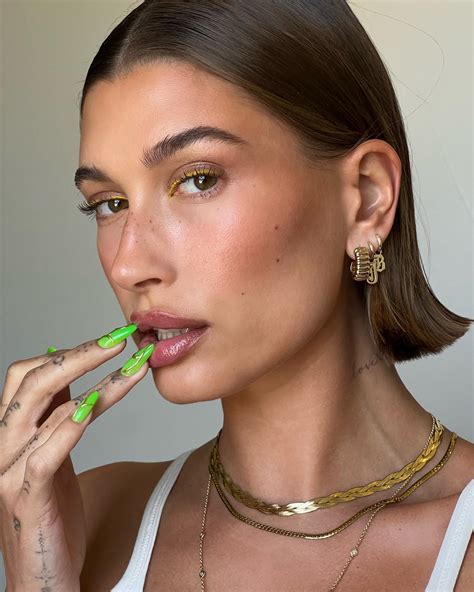 entenda  fenomeno hailey bieber na beleza elle brasil