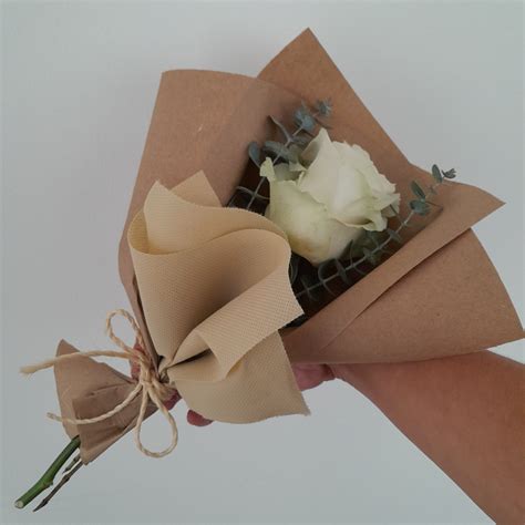 ¿Cómo envolver una rosa con papel kraft? |Tutoriales de Floristería