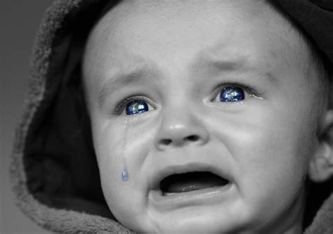 qué le pasa a mi bebé. está llorando mucho. cómo se si tiene sueño