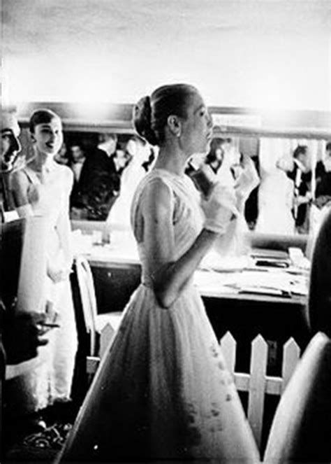 Rare Audrey Hepburn : Grace Kelly and Audrey Hepburn backstage at the...