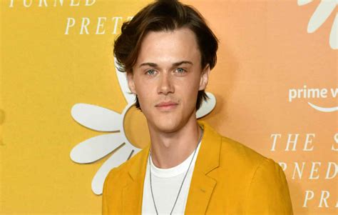 Christopher Briney: Wiki, biography, age, height, girlfriend, parents ...