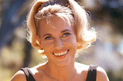 Lola Albright's Shoe Size and Body Measurements - Celebrity Shoe Sizes