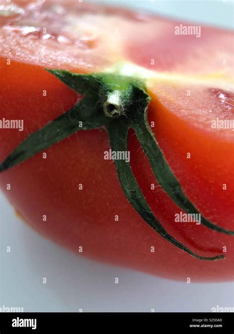 Up close of red tomato Stock Photo - Alamy