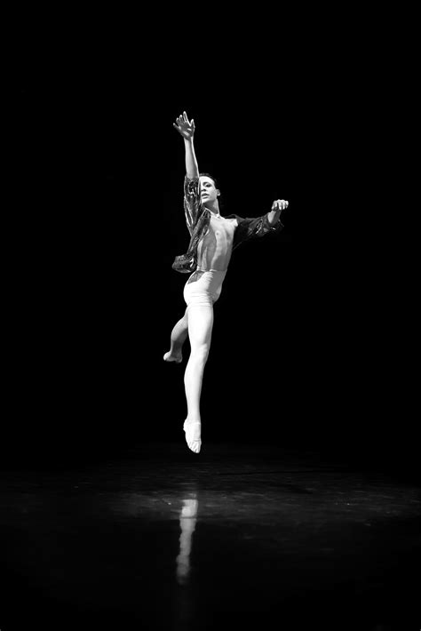 Fotografía En Escala De Grises De Dancing Man · Fotos de stock gratuitas