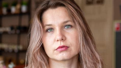 Преследуемая за антивоенную позицию преподаватель Динара Гагарина из ...