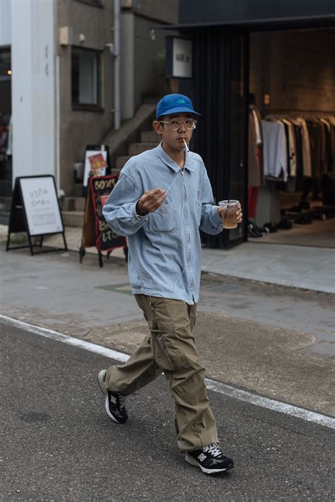 Hands full. | Japanese street fashion men, Japan men fashion, Japanese