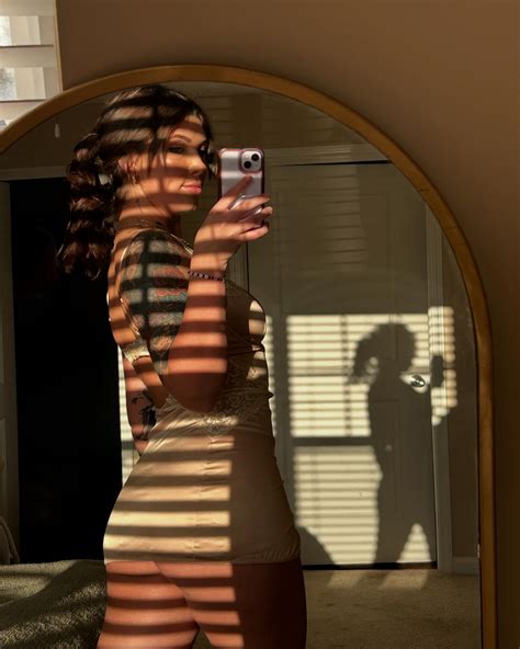 Miya Acacia (@miyaacacia) • Instagram photos and videos