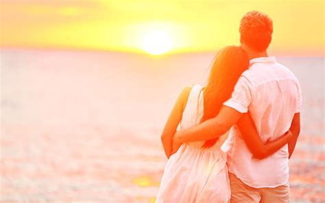Honeymoon Couple Romantic In Love At Beach Sunset : Wallpapers13.com