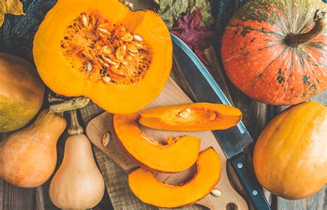 tumpukan  labu  labu multiwarna  berbagai bentuk