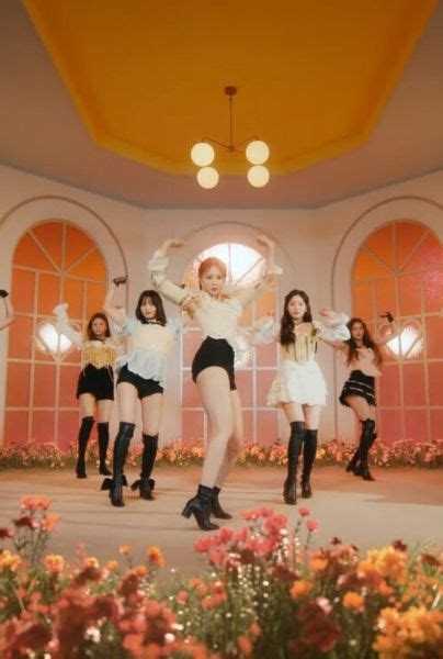 TWICE reveals the 'Moonlight Sunrise' choreography in new teaser for ...