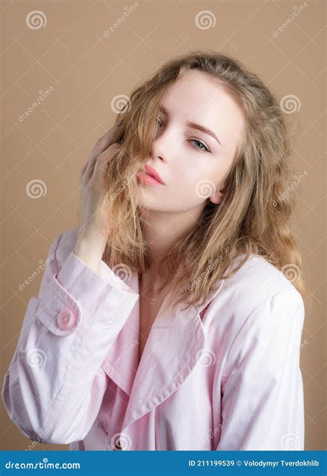 mujer  camisa sensual chica seductora estilo de moda imagen de