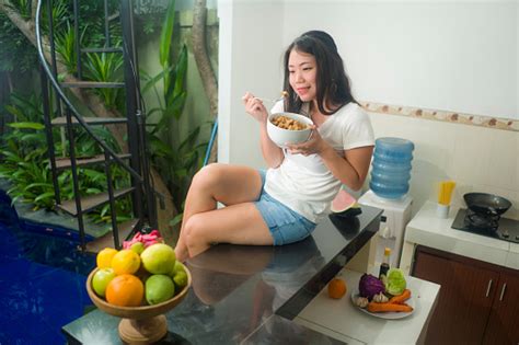 Comendo A Coreana Gostosa - Foto de Menina Asiática Fofa Comendo Saudável Jovem Mulher Coreana ...