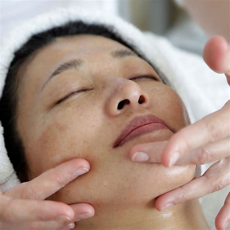 Acupressure facial massage - Flow Holistic Therapy