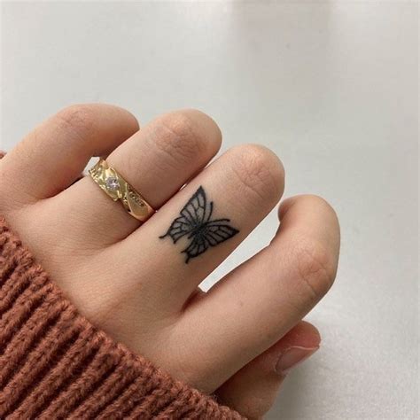 29 Pretty Finger Tattoo Design Ideas, From Minimalist to Maximalist ...