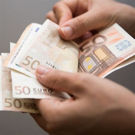 ¿Cuánto dinero en efectivo puedo llevar encima?