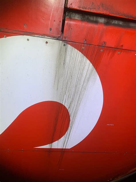 What Causes Hydraulic Stains on Aircraft Fuselage? How to Assure Pilots