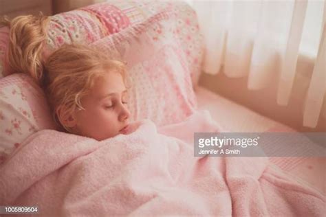 Sleeping Beauty Syndrome Photos and Premium High Res Pictures - Getty Images