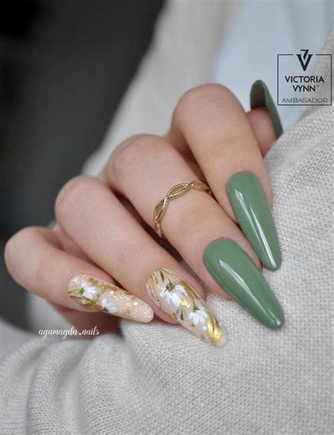 26+ Gorgeous Green and Gold Nails To Inspire You This Season