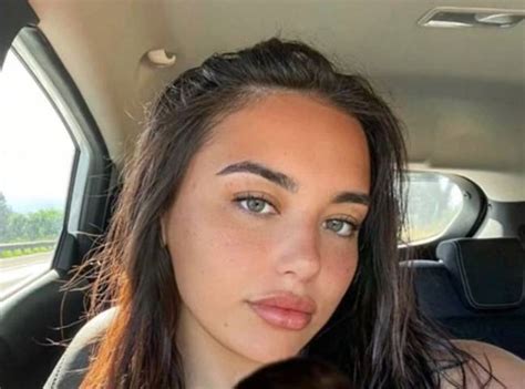 Woman praised for ditching heavy makeup and fake eyelashes