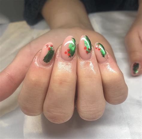 45+ Subtle Christmas Nails Design Ideas