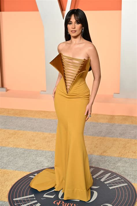Camila Cabello luce el vestido color mostaza con escote más arriesgado