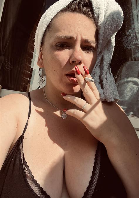 Good morning 💋💋💋 All shaved and showered ready to make myself look