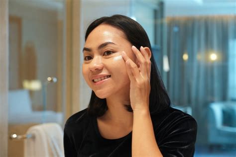 female daily editorial cari moisturize  ringan  anti lengket