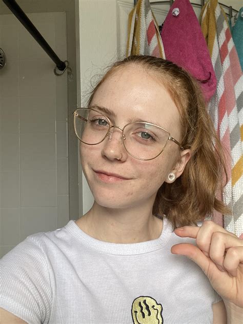 What do you think if this queen humiliates your small penis? 🦊 Open to