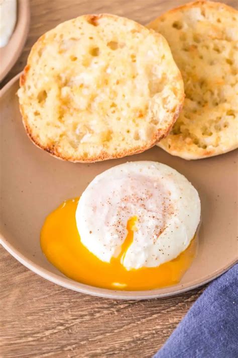 How To Make Perfect Poached Eggs (Easy Recipe) - Hostess At Heart