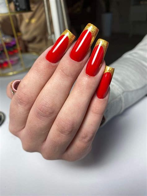 Modny manicure na zimę 2024 - czerwone paznokcie ze złotą końcówką ...