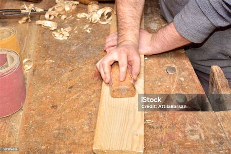 tukang kayu bekerja alat tukang kayu  atas meja kayu  gergaji