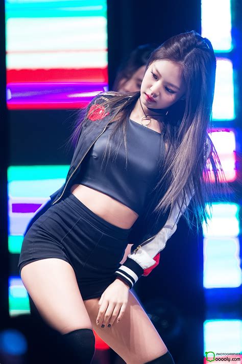7 Pictures Of BLACKPINK Jennie’s Sexy New Stage Outfit - Koreaboo