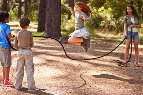 Pular Corda Criança - Educação Física – Vamos pular corda e aprender brincando? – Conexão ...
