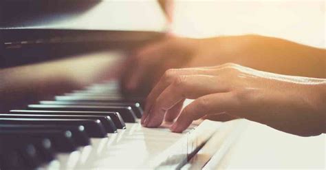 contoh  alat musik melodis  memainkan  sumber bunyinya