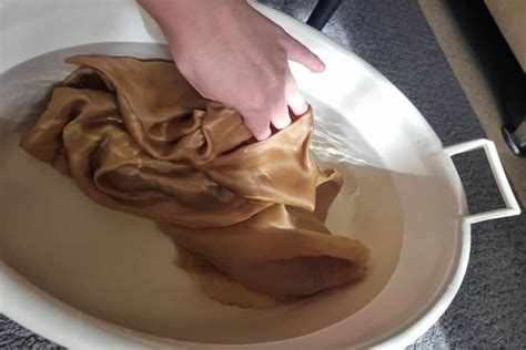 how to clean silk pillowcases