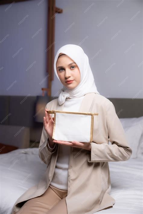 Premium Photo | Muslim Women Model Islamic Holding Pouch Bag Confidence