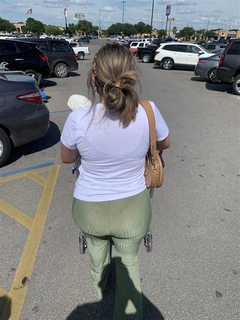 What a milf!? DM me show me your mom!!! | Scrolller